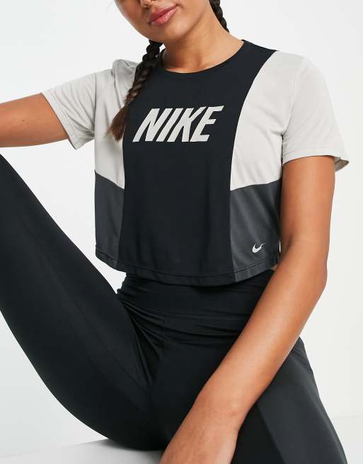 Nike Training One T shirt crop top color block en tissu Dri FIT Noir