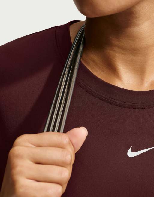 Nike Training One top à manches courtes Dri-FIT à dos noué en bordeaux, 2 de 4