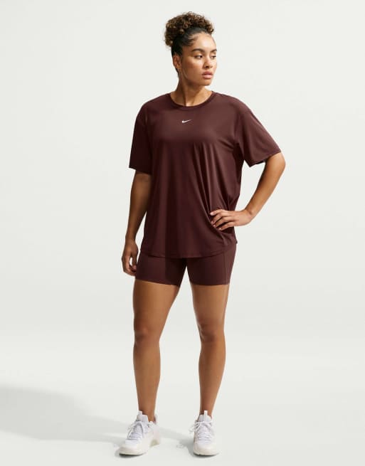 Nike Training One top à manches courtes Dri-FIT à dos noué en bordeaux, 4 de 4