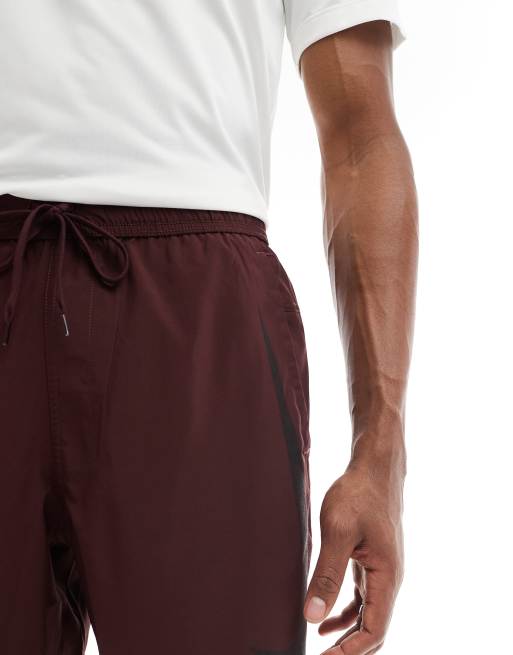 Nike Training - Pantaloncini bordeaux da 7“ con logo, 4 di 5