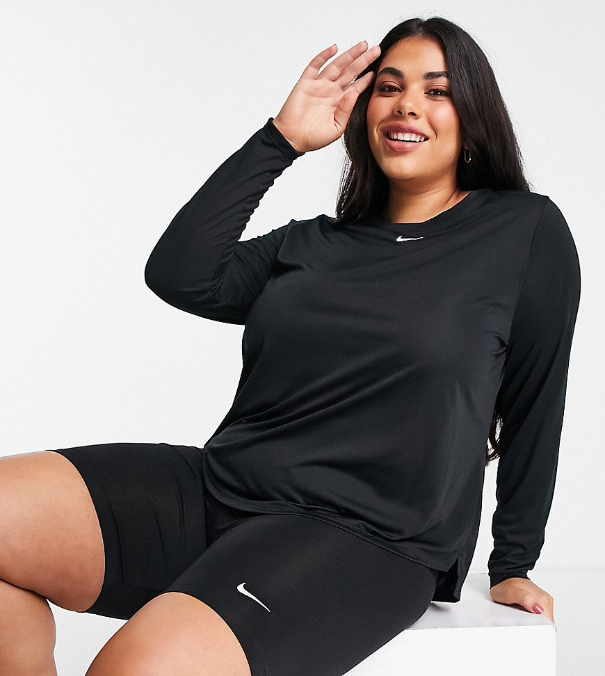 Plus-size top by Nike Workout inspo this way Crew neck Long sleeves Nike logo print to chest Side splits for a greater range of movement Curved hem for extended coverage Regular fit