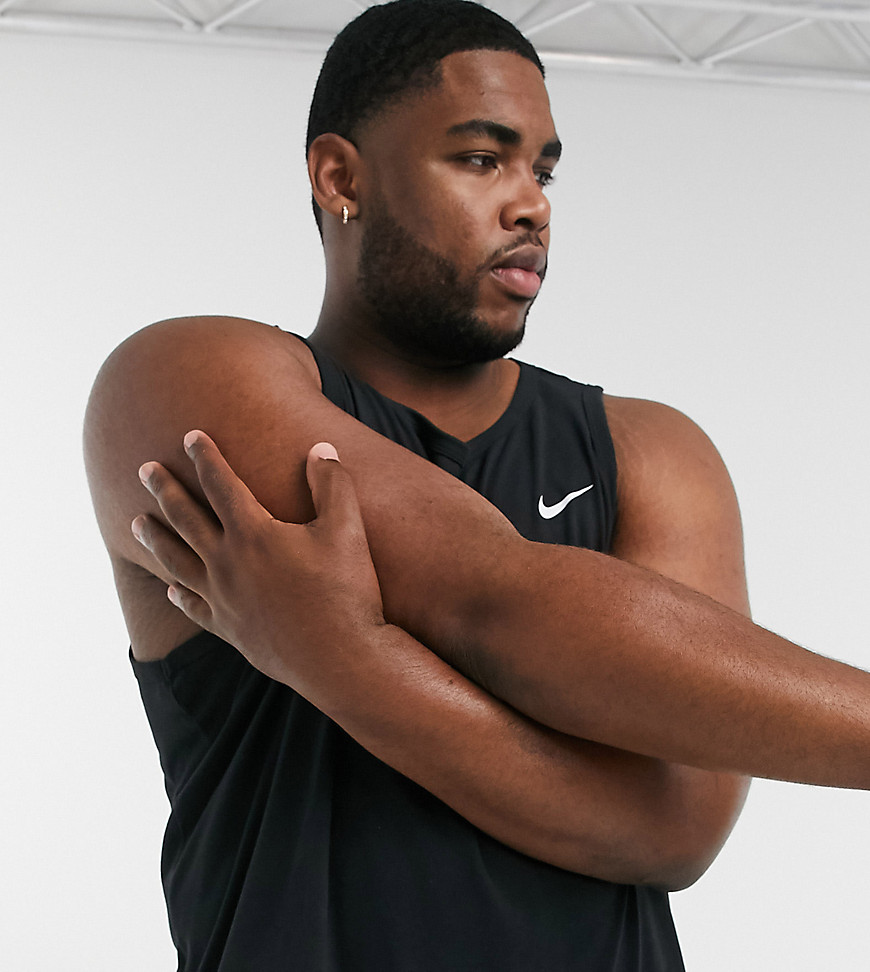 Nike Training – Plus Essential – Svart linne med swoosh-logga