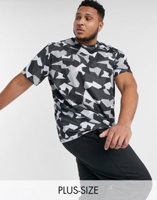 Nike Training – Plusstorlek – Geometriskt kamouflagemönstrad t-shirt-Svart