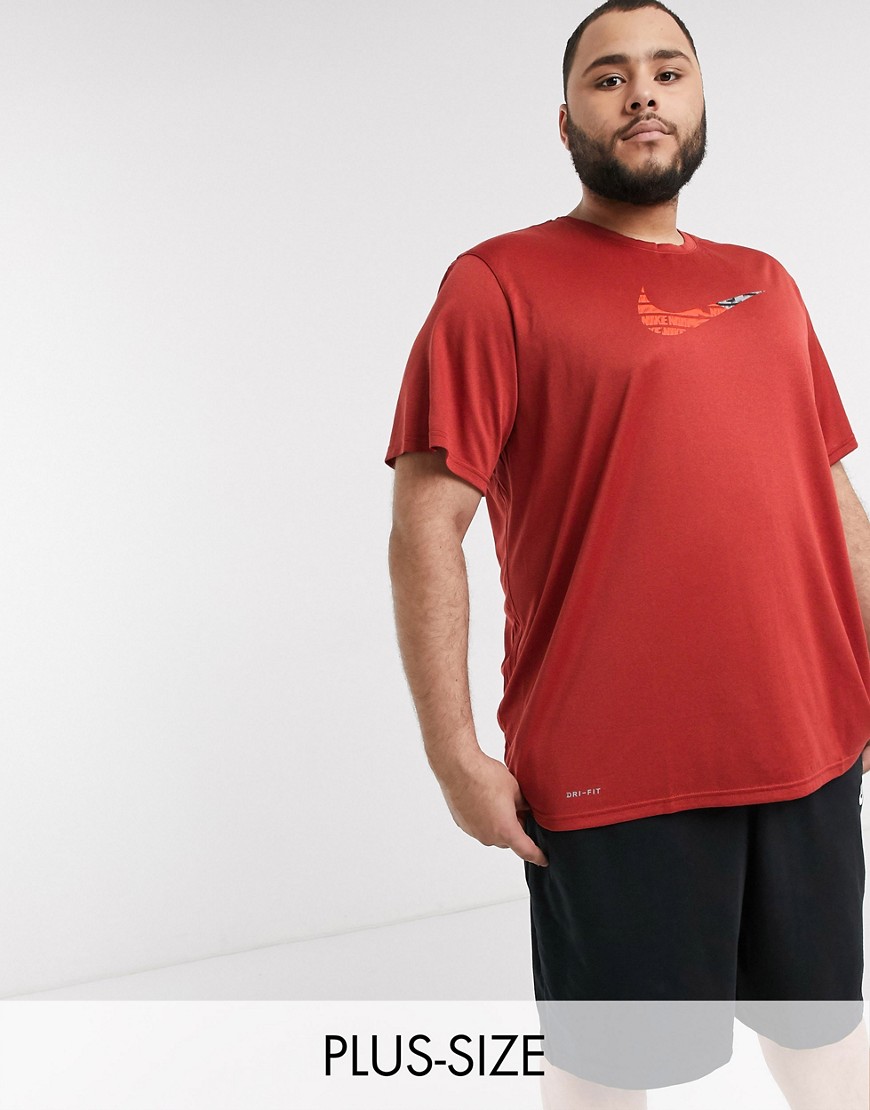 Nike Training – Plusstorlek – Röd t-shirt med swoosh-mönster