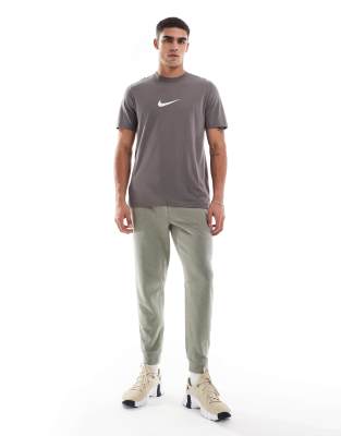 Nike Training – Primary Dri-FIT – Szare zwężane joggersy - view 1