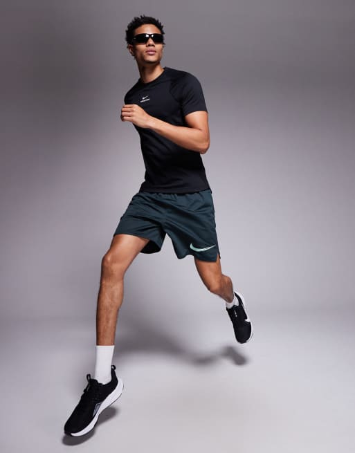 Nike Training Pro DRI-Fit muscle fit T-shirt in black, 2 of 5