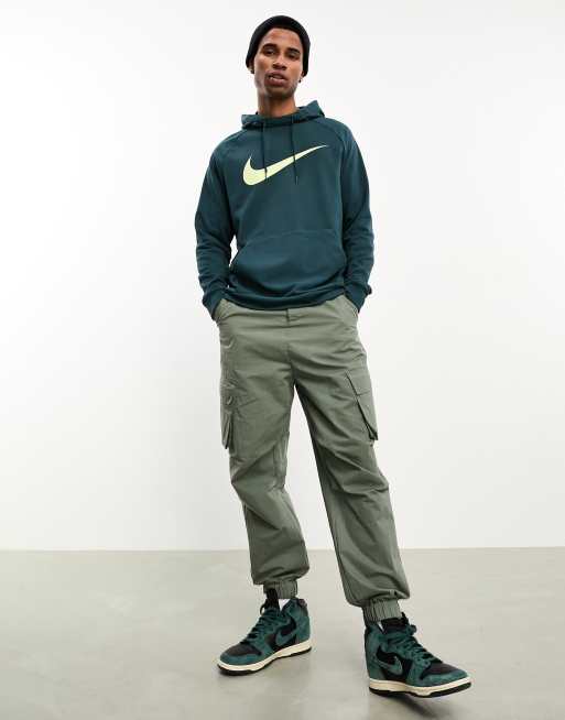 Nike Training – Pro Dri-FIT Swoosh – Kapuzenpullover in kräftigem Dunkelgrün , 4 von 4