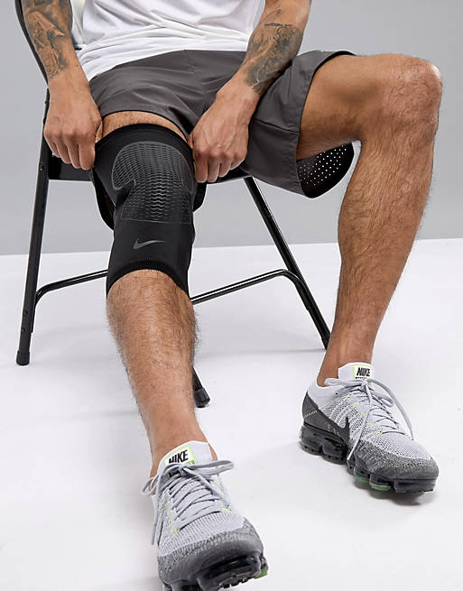 Rondsel motief wees gegroet Nike Training pro hyperstrong 3.0 knee sleeve in black ms.82.021 | ASOS