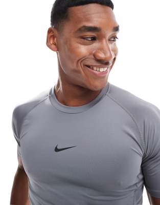 Nike Training - Pro - T-shirt moulant en tissu Dri-FIT - Gris