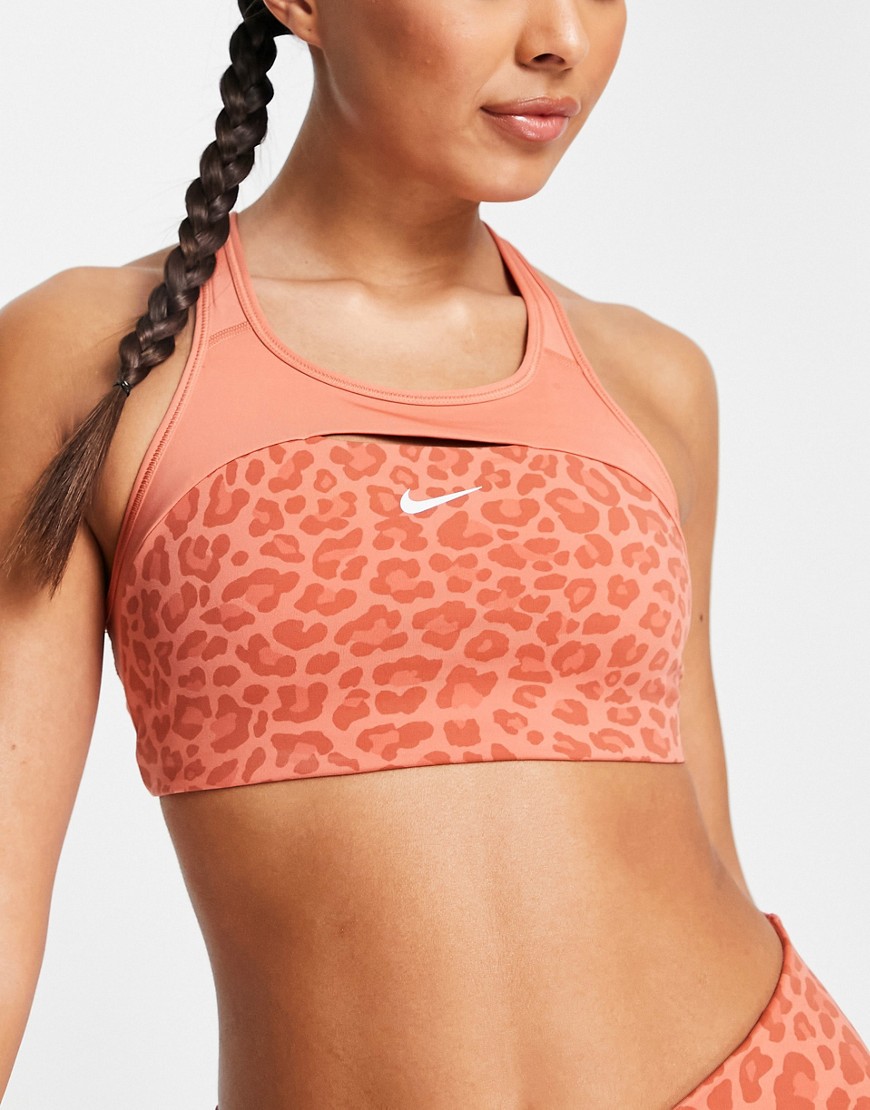 Reggiseno sportivo a sostegno medio in tessuto Dri-FIT incrociato sul retro rosa con stampa leopardata e logo-Rosso - Nike Training  donna Rosso