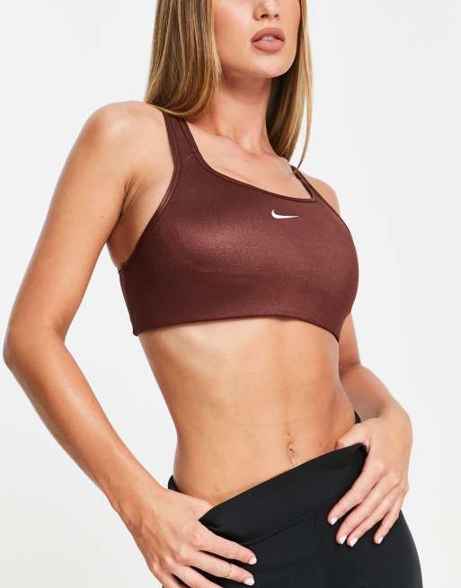 Nike Training - Reggiseno sportivo a sostegno medio in tessuto Dri-FIT lucido color bronzo