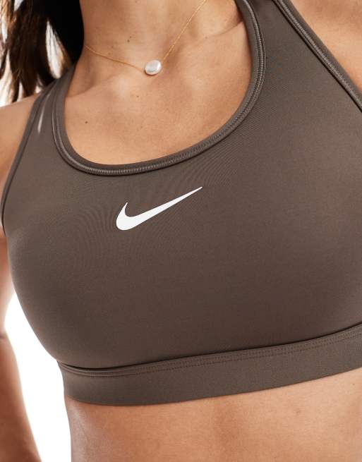 Nike Training Reggiseno sportivo marrone a supporto medio con logo ASOS