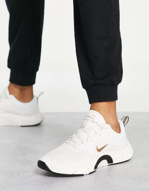 Nike Training – Renew In-Season 11 – Sneaker in Creme