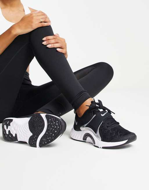 Nike Training - Renew In-Season 12 - Sneakers in zwart en holografisch