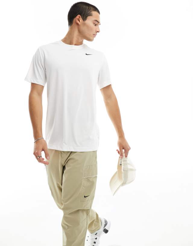 Nike Training - reset dri-fit t-shirt in white