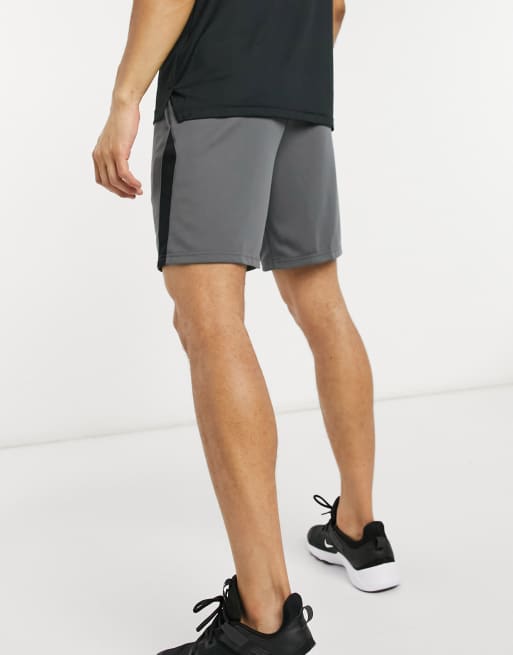 Nike – Training – Shorts in Grau, 2 von 4