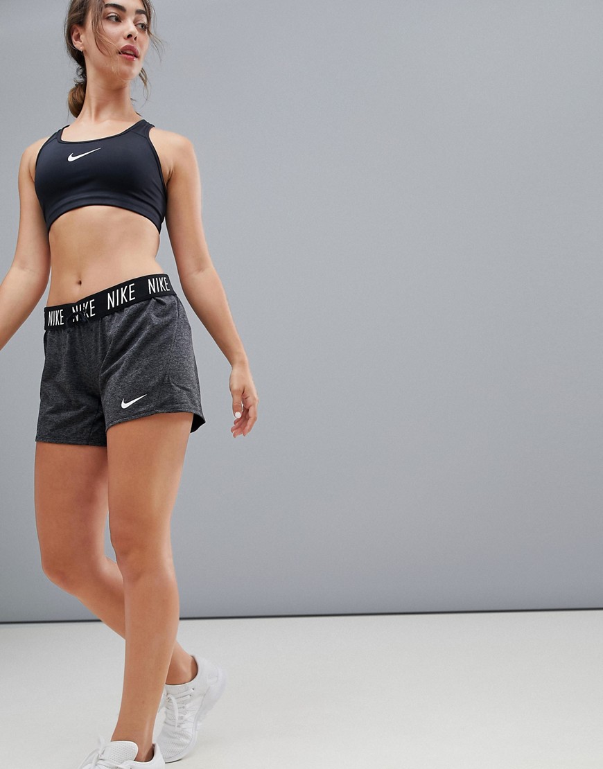 Nike Training - Shorts in zwart