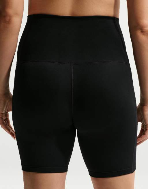 Nike Training shorts premaman Dri-FIT a vita alta 8 inch con tasche nere, 3 di 4