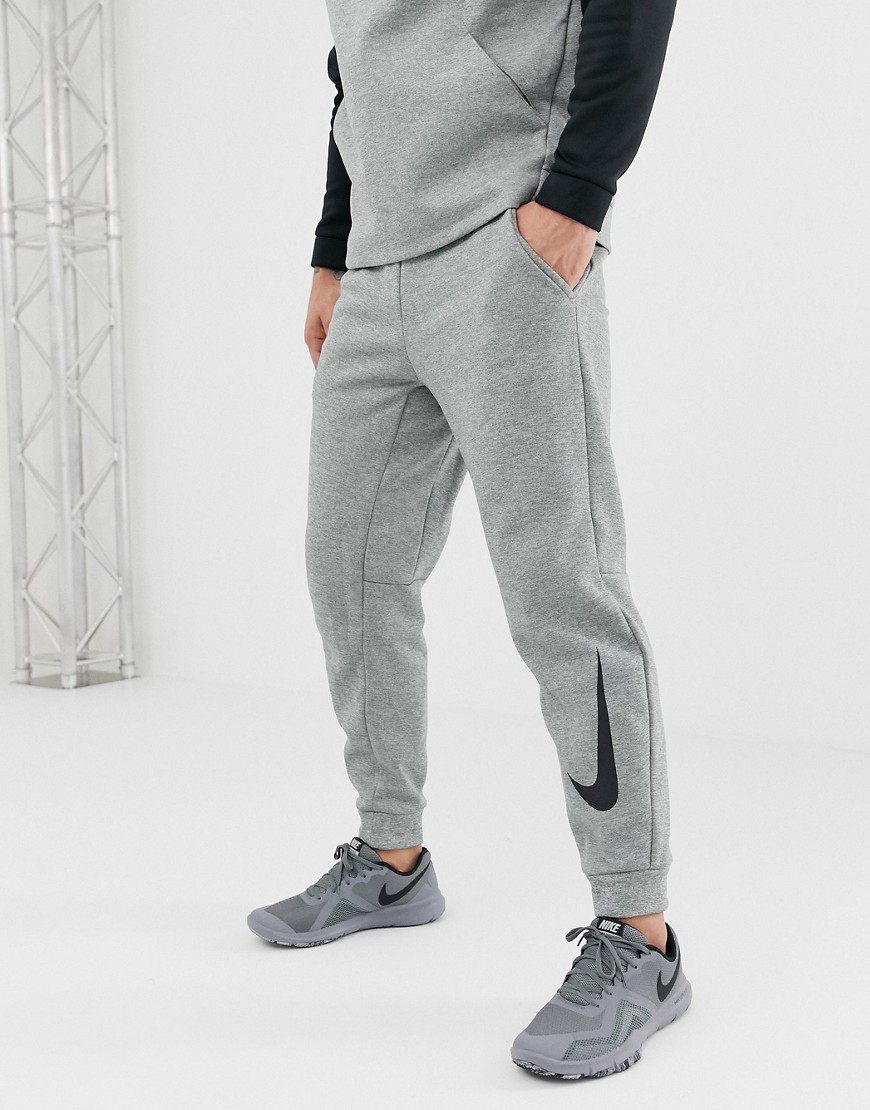 Nike Training - Smaltoelopende Therma joggingbroek met Swoosh-logo in grijs