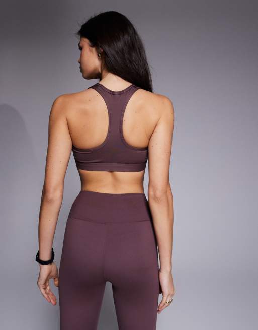 Nike Training – Sport-BH in Dunkellila mit mittlerer Stützfunktion und Swoosh-Logo, 4 von 4