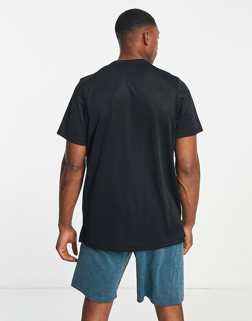 Sport Clash Swoosh - T-shirt nera con grafica animalier e logo-Nero - Nike Training T-shirt donna  - immagine2