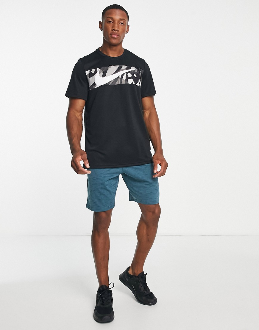 Sport Clash Swoosh - T-shirt nera con grafica animalier e logo-Nero - Nike Training T-shirt donna  - immagine1