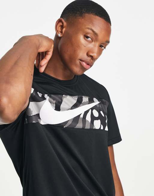 Nike Training - Sport Clash - T-shirt in gebroken wit met grafisch swoosh-logo met dierenprint in zwart
