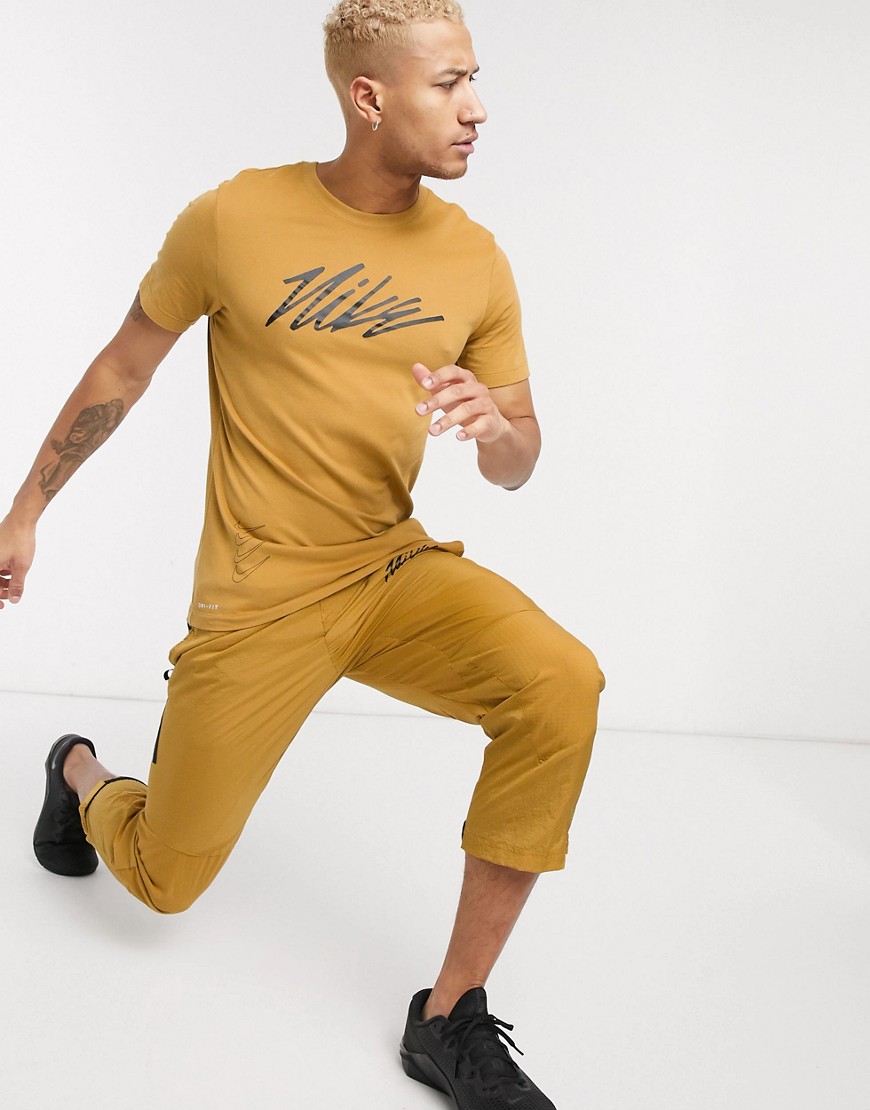 Nike Training - Sport Clash - T-shirt met logo in beige