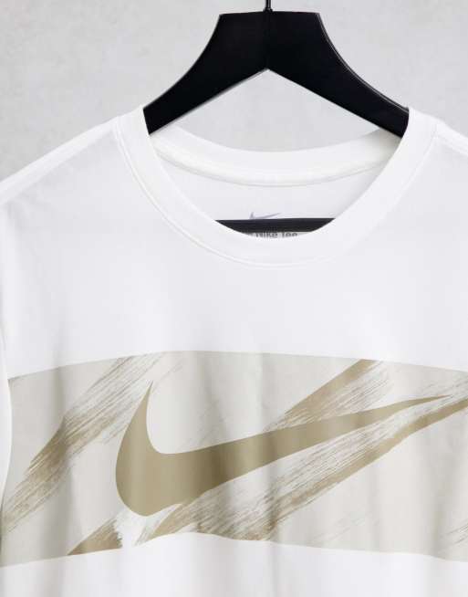 Nike Training Sport Clash T Shirt mit Grafikprint in WeiB ASOS