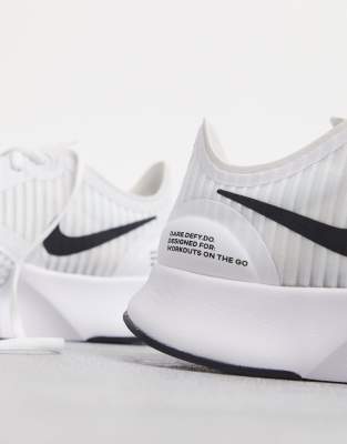 white nike workout shoes