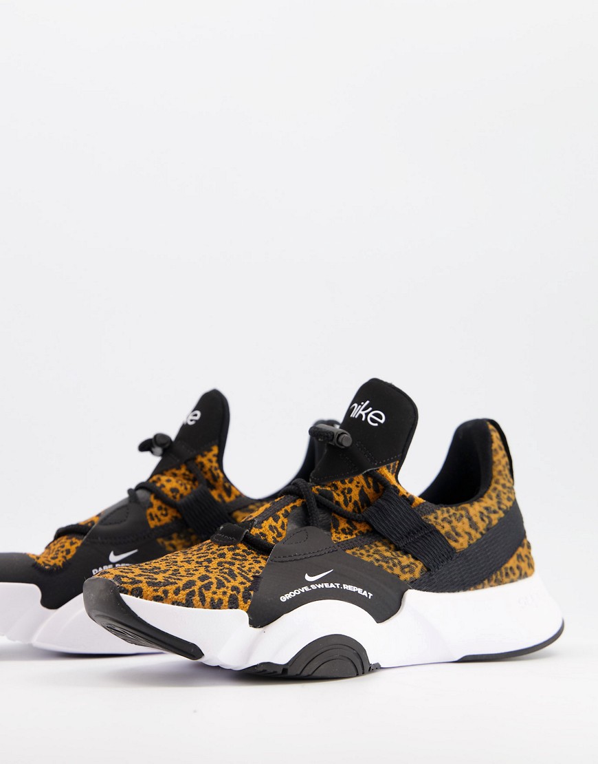 Nike Training - SuperRep Groove - Sneakers in luipaardprint-Bruin