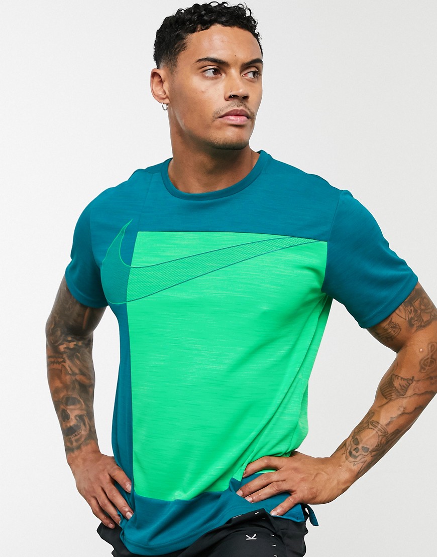 Nike Training - Superset - T-shirt blu con grafica