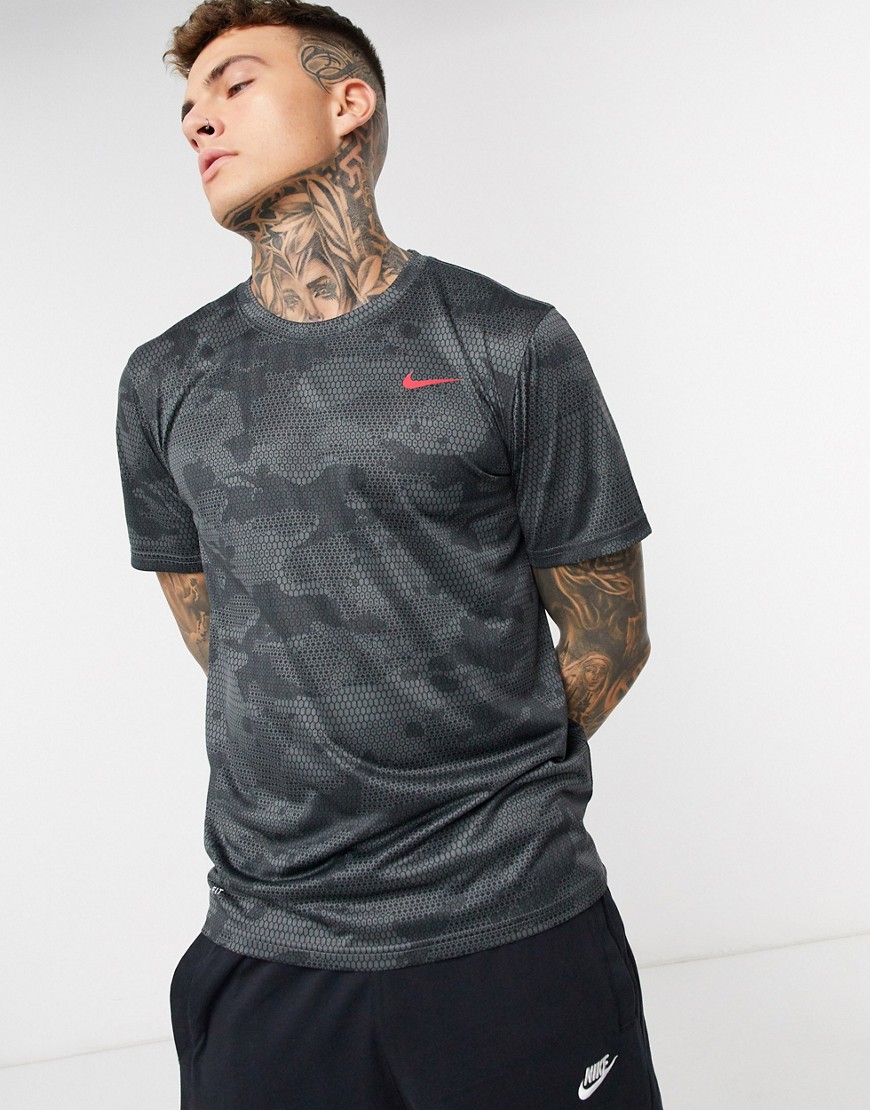 Nike Training – Svart kamouflagemönstrad t-shirt