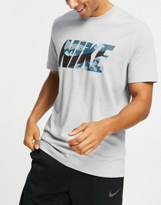 Homme Nike Training - T-shirt à logo graphique motif camouflage en polyester Dri-Fit - Gris clair