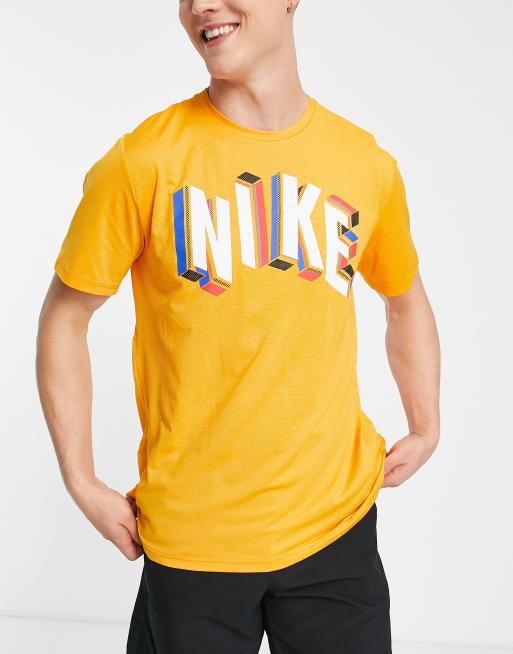 Nike Training - T-shirt arancione stile anni '90 con grafica