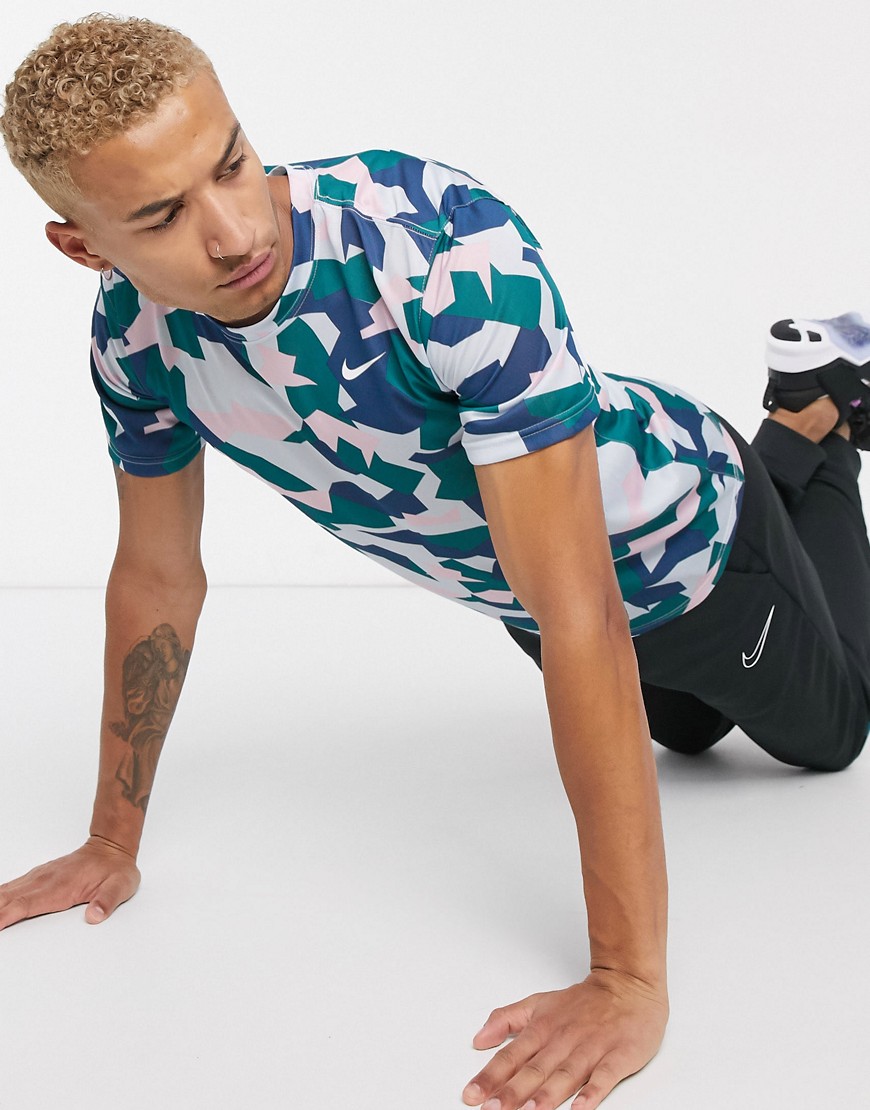 Nike Training - T-shirt con stampa geometrica mimetica-Grigio