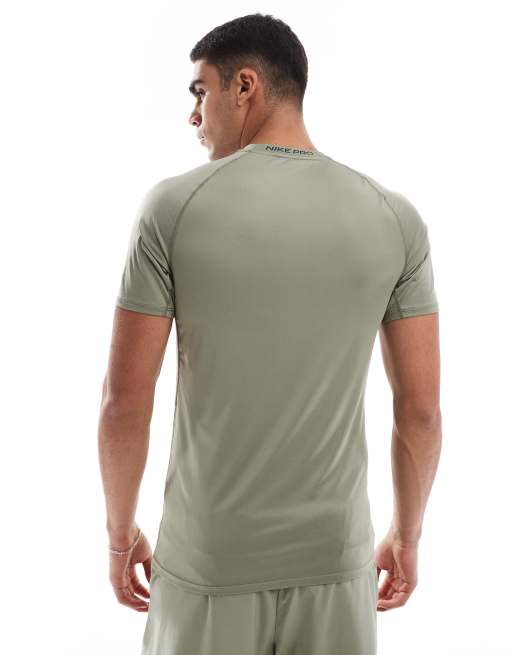 Nike Training - T-shirt de sport moulant en tissu Dri-FIT - Kaki, 3 de 4