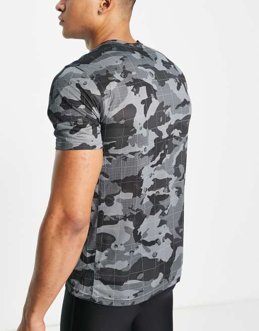 Nike Training - T-shirt en tissu Dri-FIT à motif camouflage - Gris foncé, 4 de 4