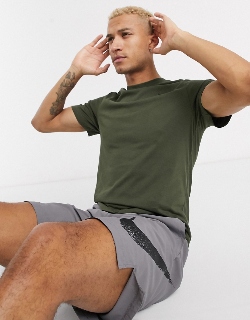 Nike Training - T-shirt in tessuto Dri-Fit kaki con logo piccolo-Verde