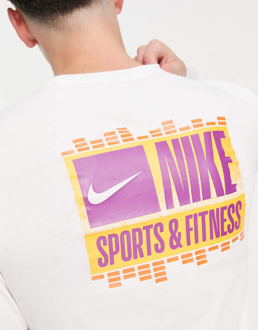 Nike Training - T-shirt met lange mouwen en grafische sportprint op de achterkant in wit