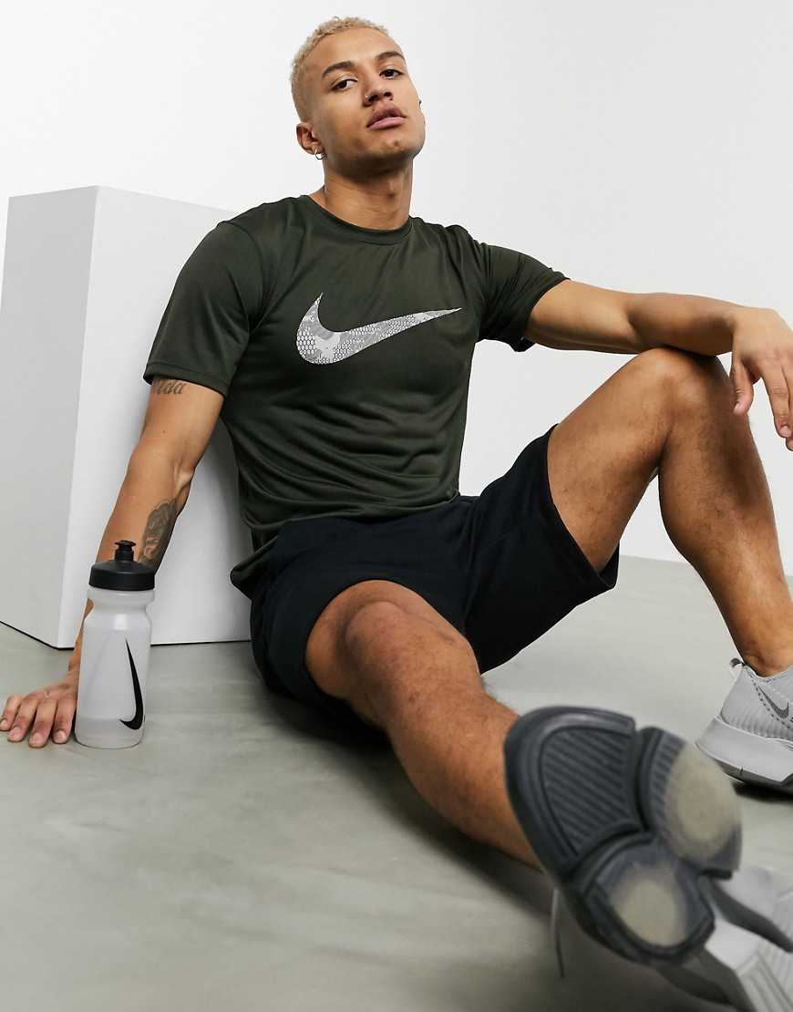 Nike Training - T-shirt met swoosh in camouflageprint in kaki-Groen