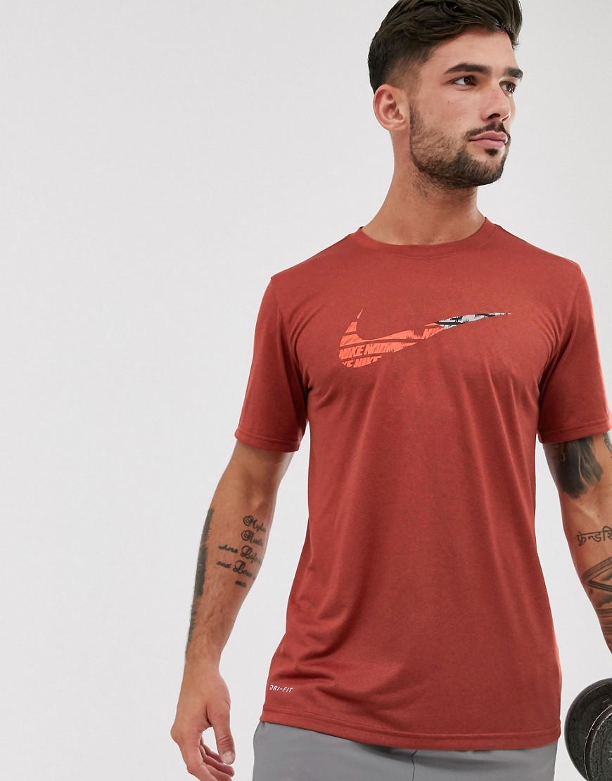 Nike Training - T-shirt met swoosh-print in rood
