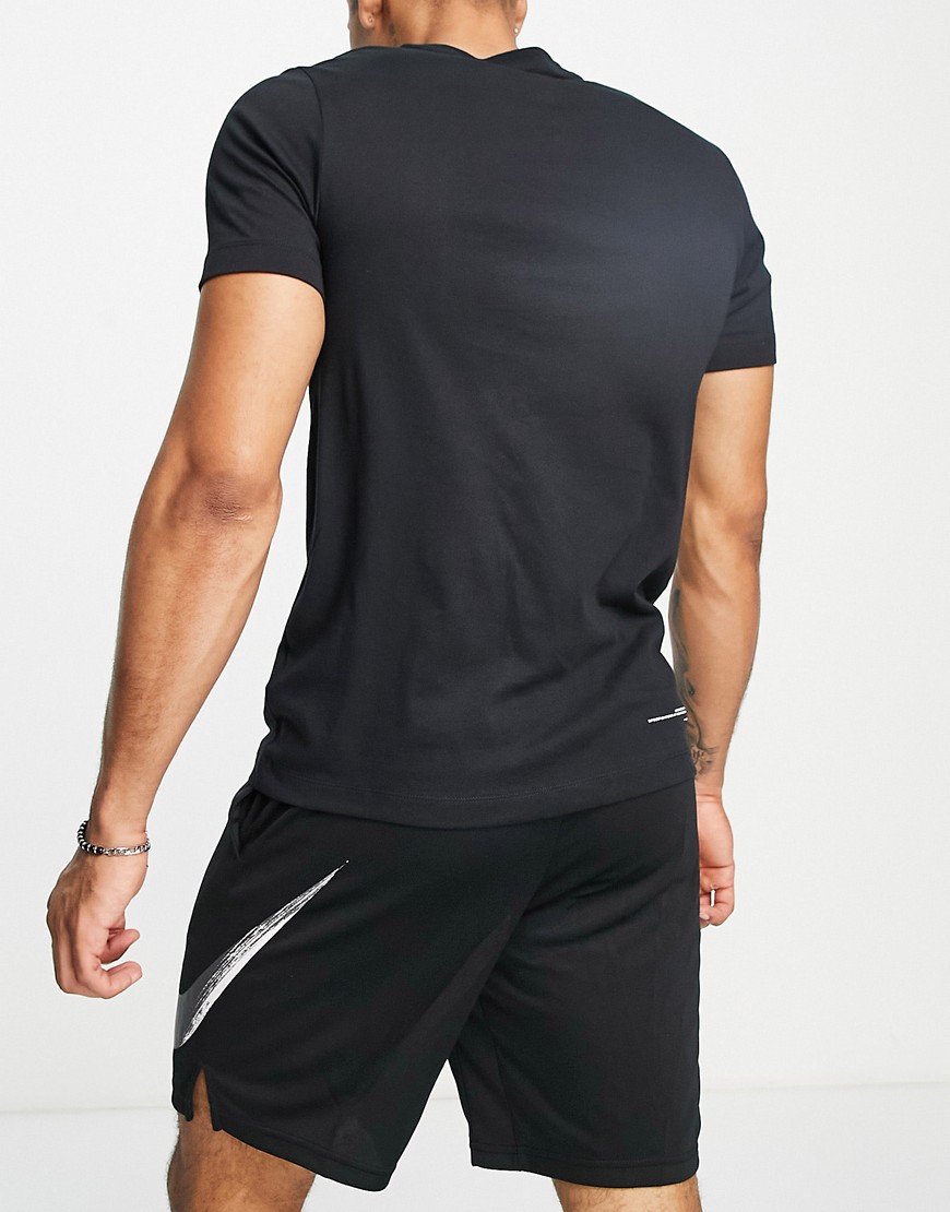 T-shirt nera con logo-Nero - Nike Training T-shirt donna  - immagine2