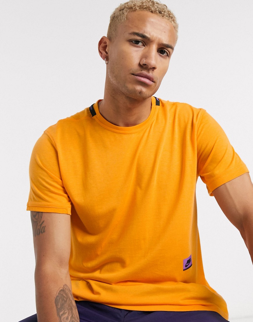 Nike Training - T-shirt sportiva arancione
