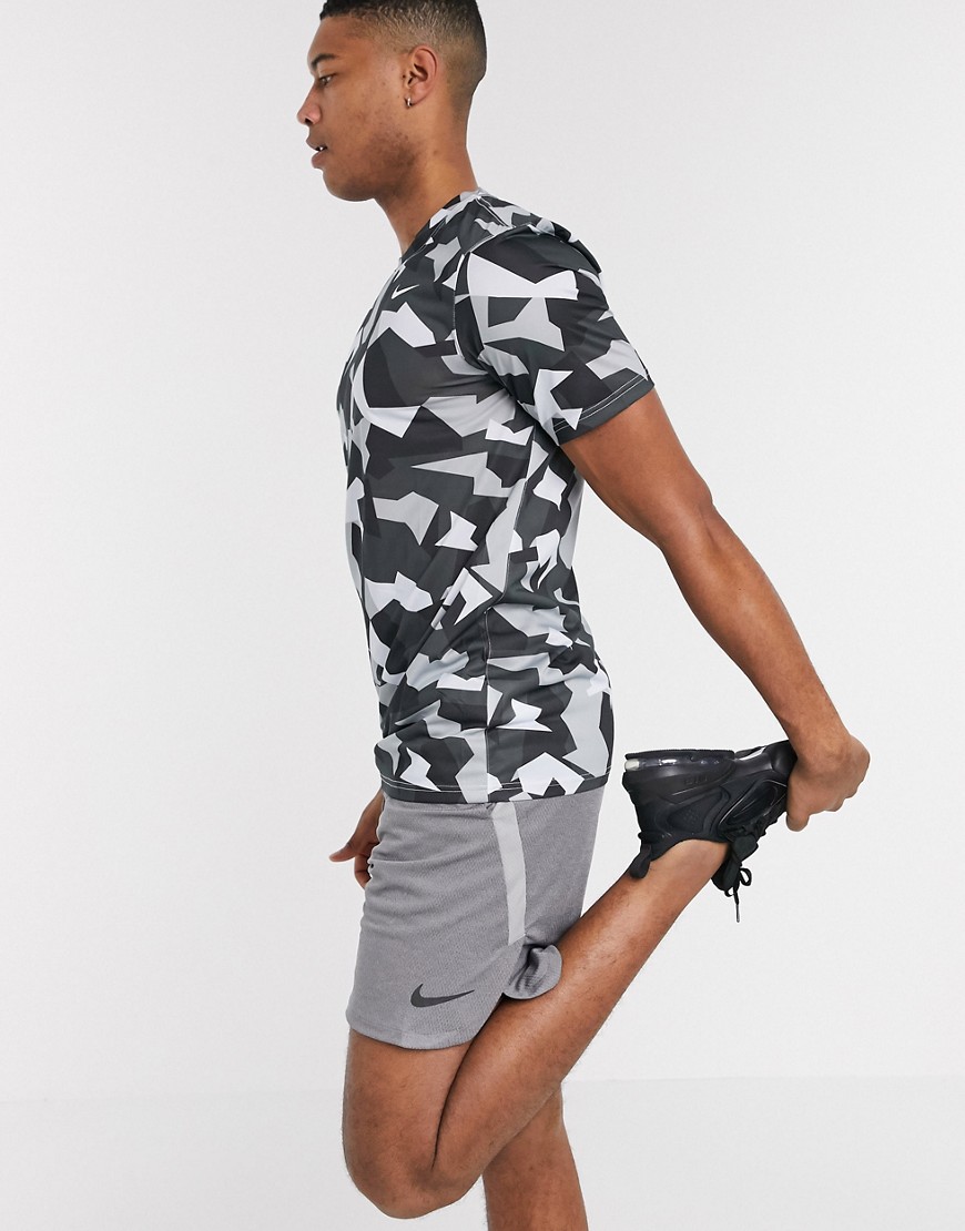 Nike Training Tall - T-shirt in geometrische camouflageprint-Zwart