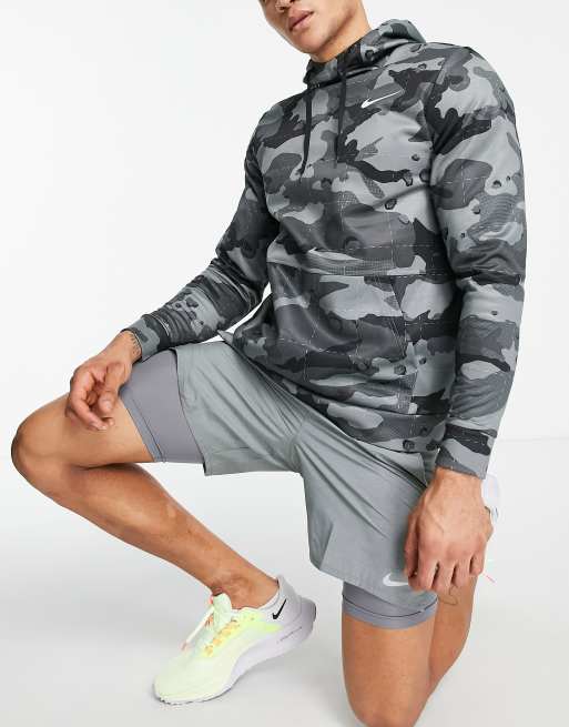 Nike Training – Therma-FIT – Czarna bluzy z kapturem we wzór moro na całej powierzchni