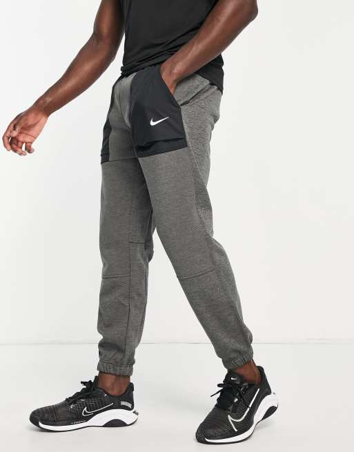 Nike Training – Therma-FIT – Novelty – Grå och svarta, avsmalnande mjukisbyxor