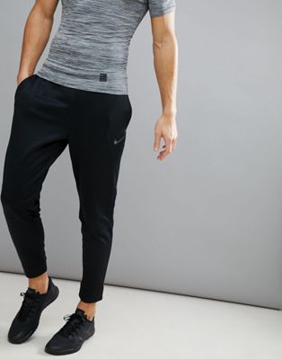 Nike Training – Therma – Svarta joggingbyxor med avsmalnande ben, 800193-010