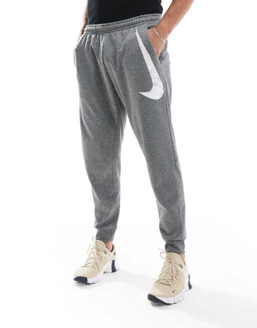 Nike Training Toelopende joggingbroek met swoosh print in grijs