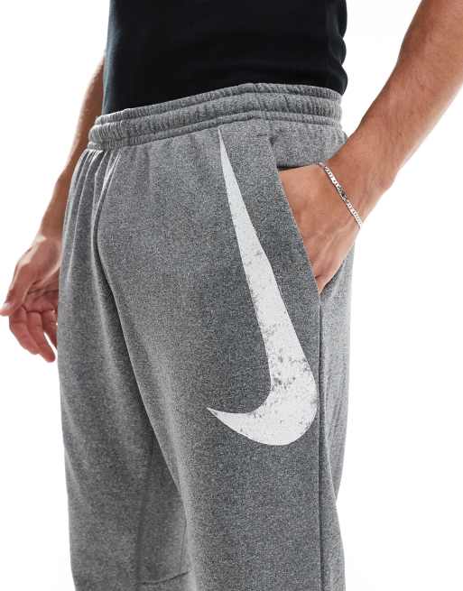 Nike Training Toelopende joggingbroek met swoosh print in grijs